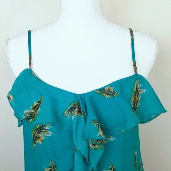 Xhilaration Feather Print Top. Green. M#012 - Picture 2 of 10
